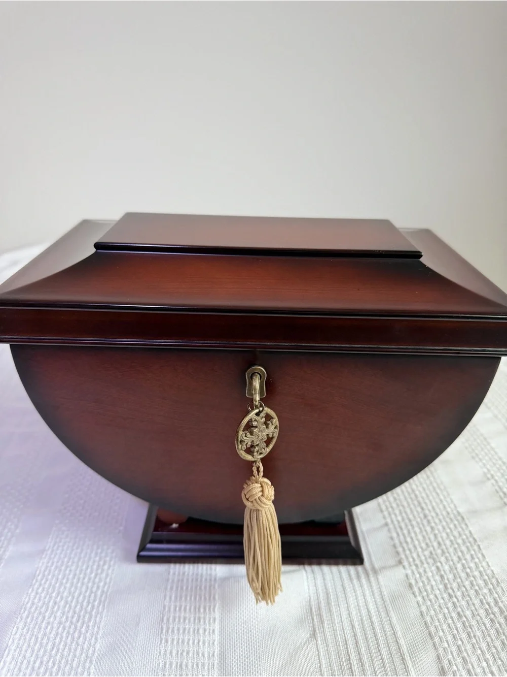 Vintage Cherry Mahogany Wood Bombay Company Chest. 1992-1996 Taiwan